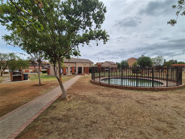 Image Number 4 for Park Crescent in Orange Blossom Boulevard
