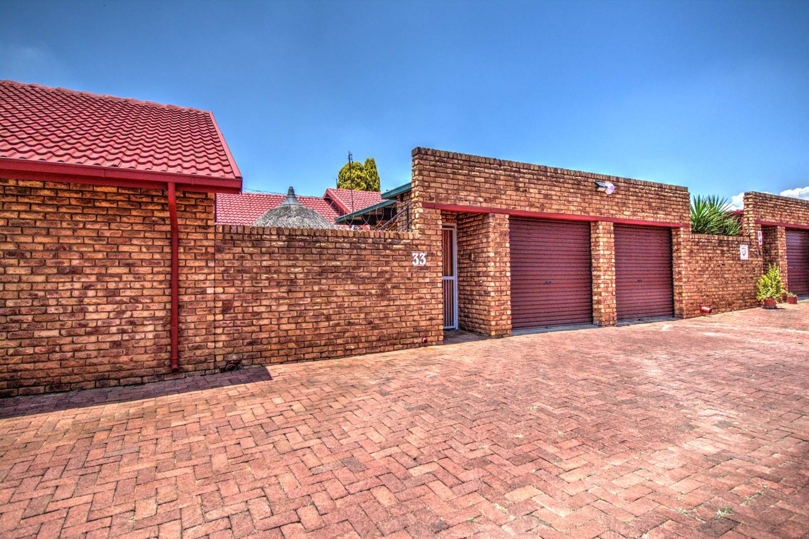 3 Bed Townhouse in Glen Marais photo number 2