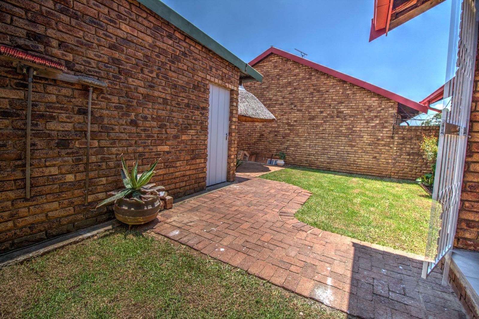 3 Bed Townhouse in Glen Marais photo number 5