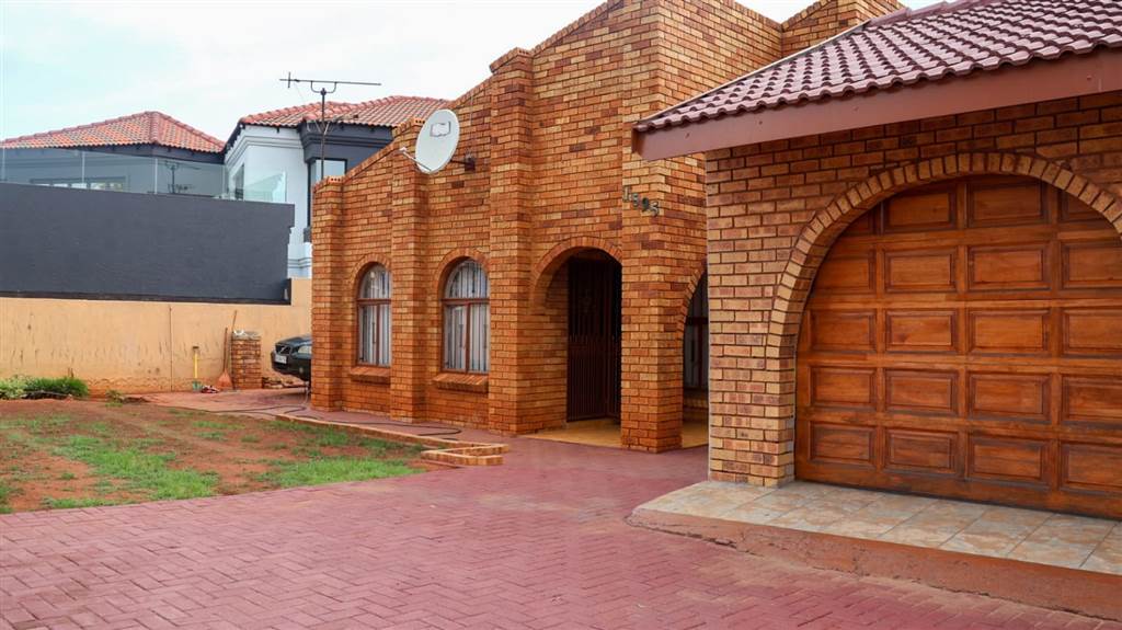 3 Bed House in Katlehong photo number 3