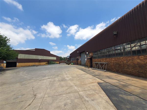 2 600  m² Industrial space