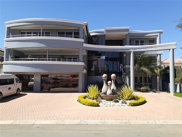 6 Bed House in Blue Valley Golf Estate