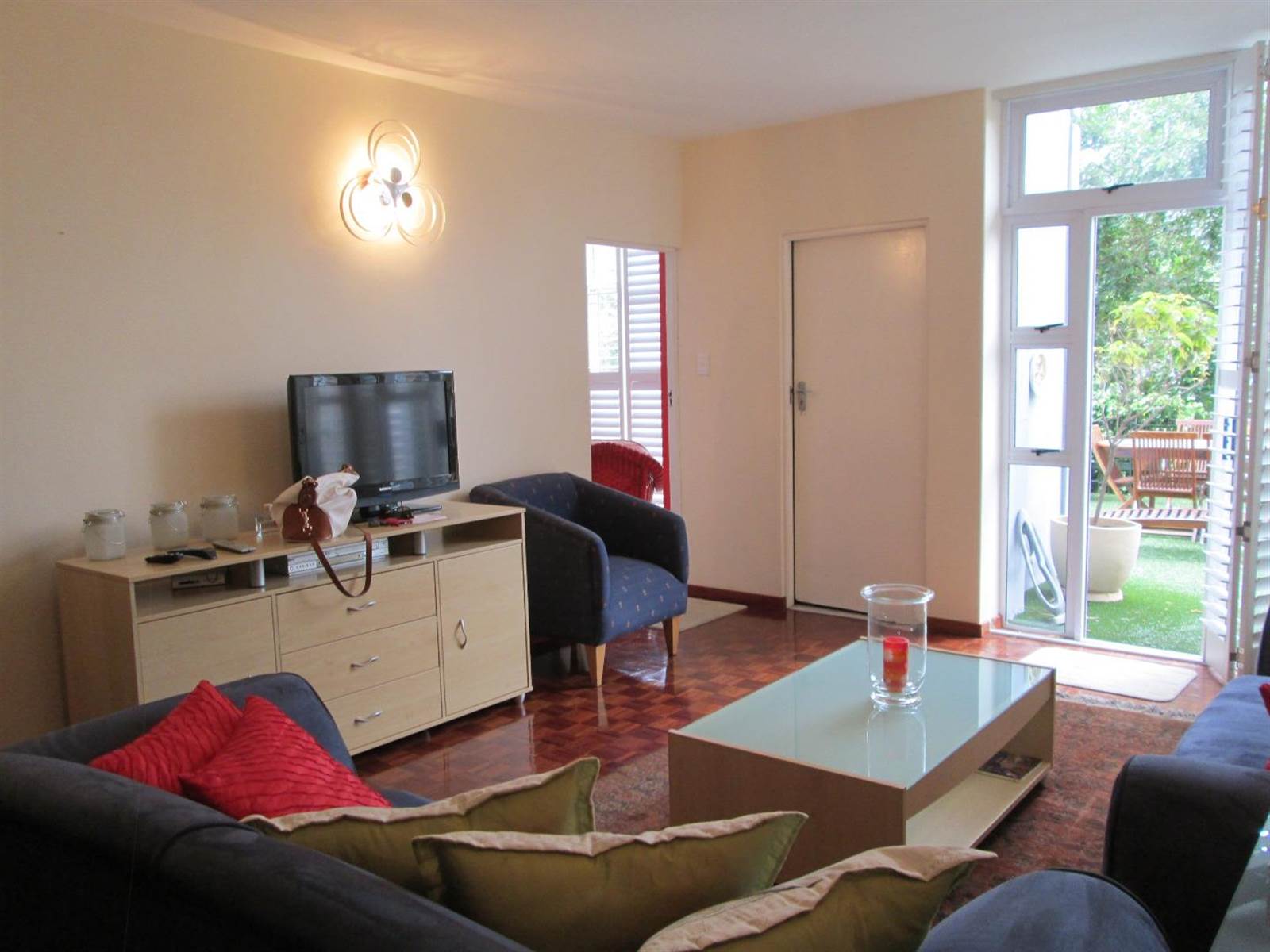 2 Bed Apartment in Benmore Gardens photo number 6
