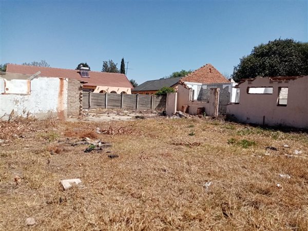 985 m² Land available in Lenasia South