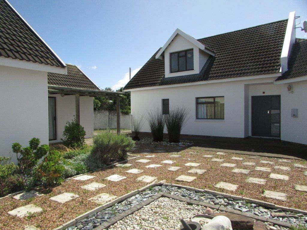 4 Bed House in St Francis Bay photo number 2