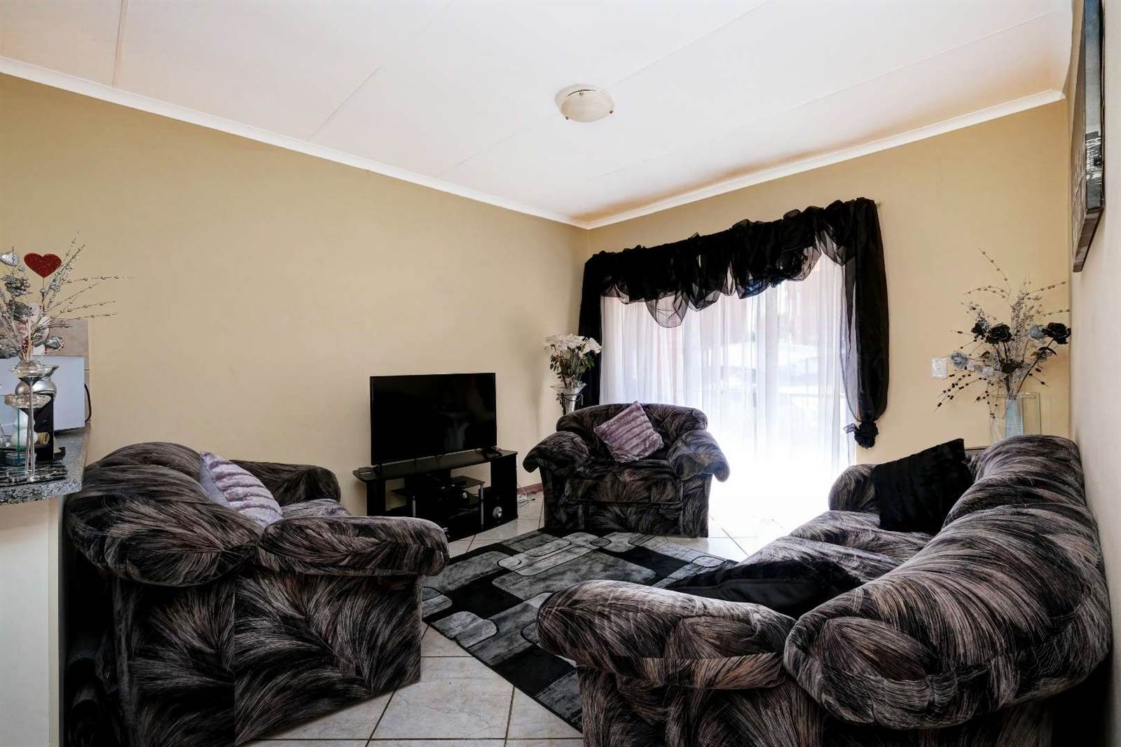 2 Bed Townhouse in Chancliff Ridge photo number 3
