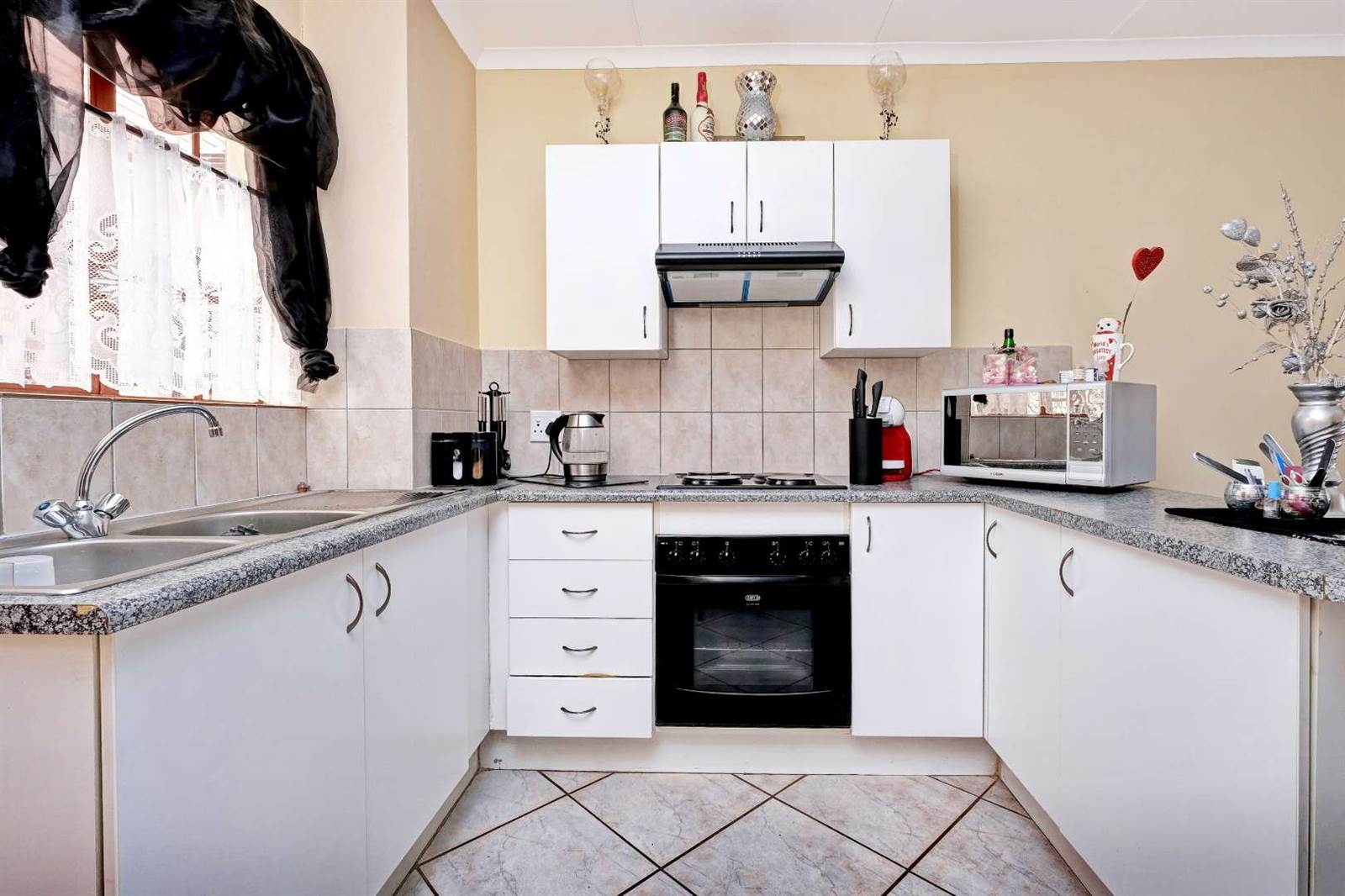 2 Bed Townhouse in Chancliff Ridge photo number 6