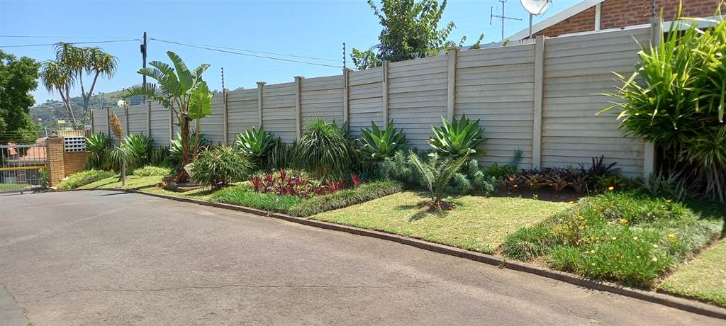 3 Bed Townhouse in Pinetown Central photo number 3