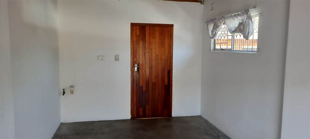 3 Bed Townhouse in Pinetown Central photo number 15