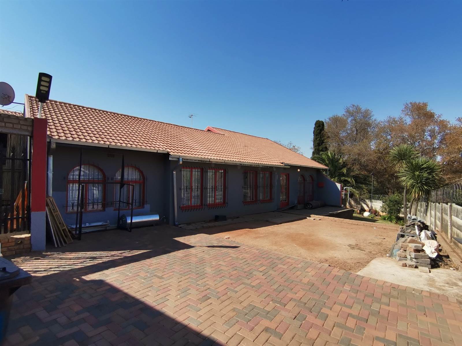 3 Bed House in Roodepoort West photo number 23