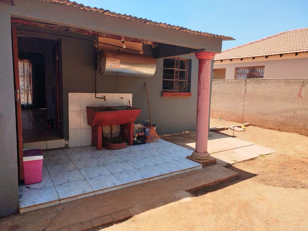 2 Bed House in Ga-rankuwa photo number 16