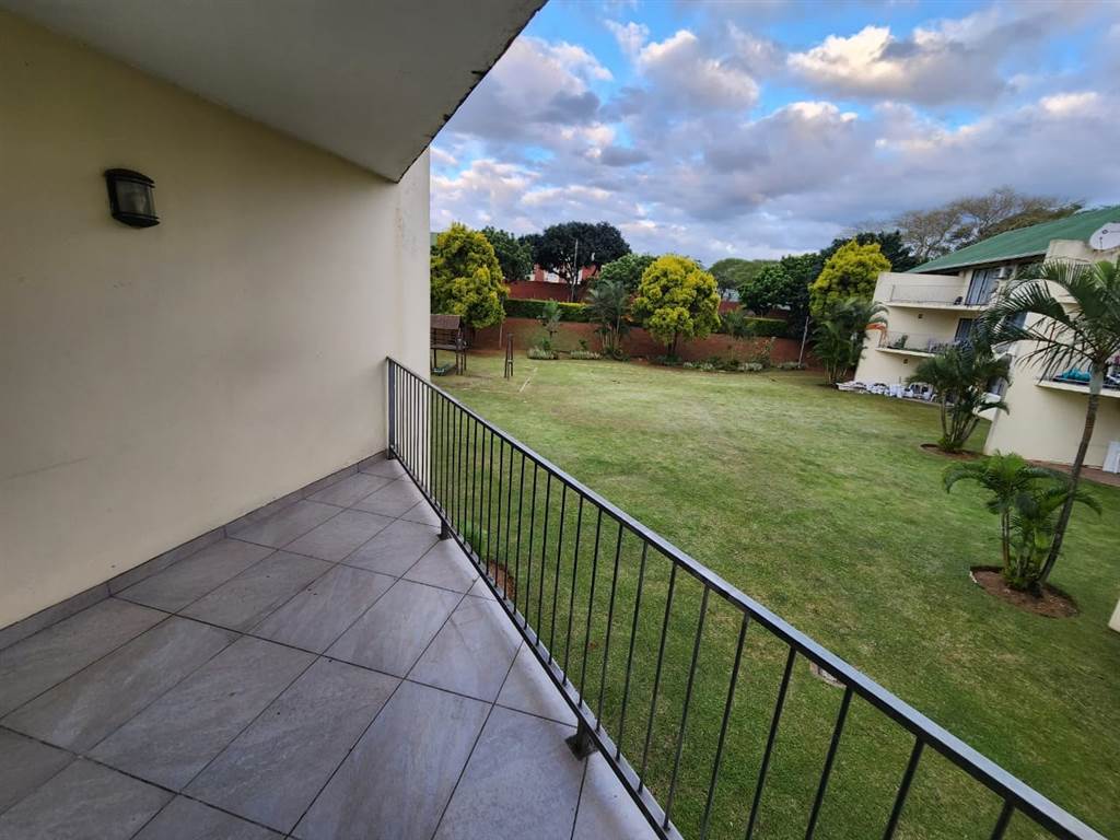 2 Bed Apartment in Mt Edgecombe photo number 11