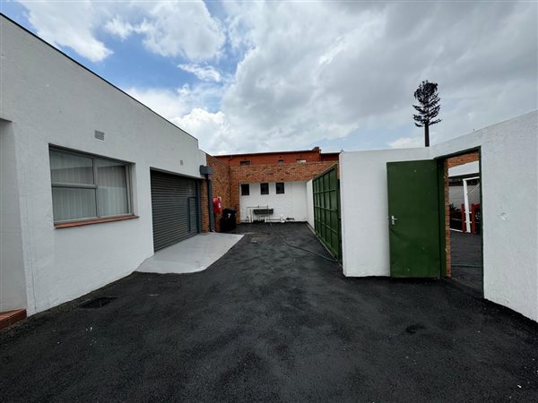 325  m² Industrial space