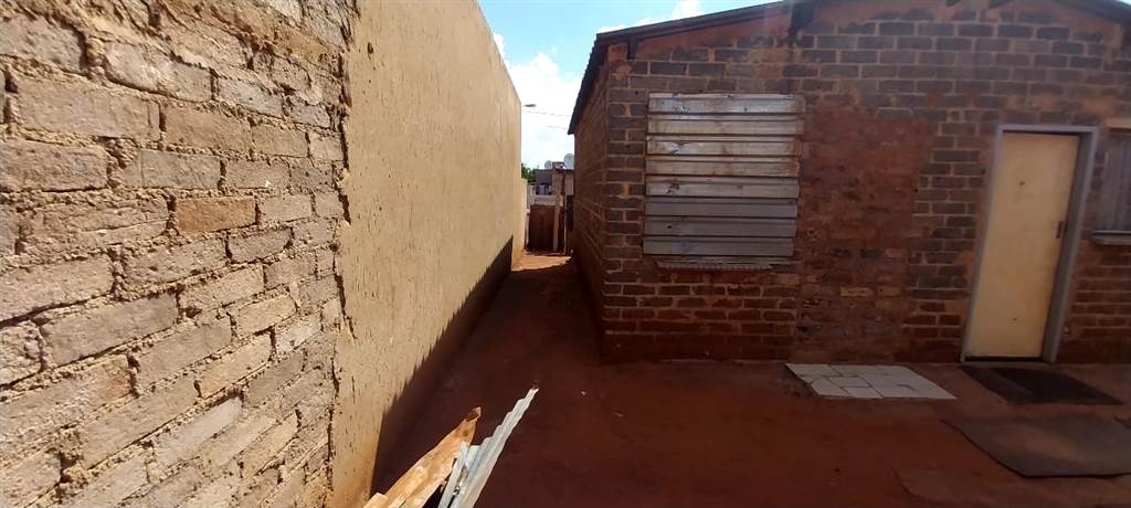 2 Bed House in Tembisa photo number 14