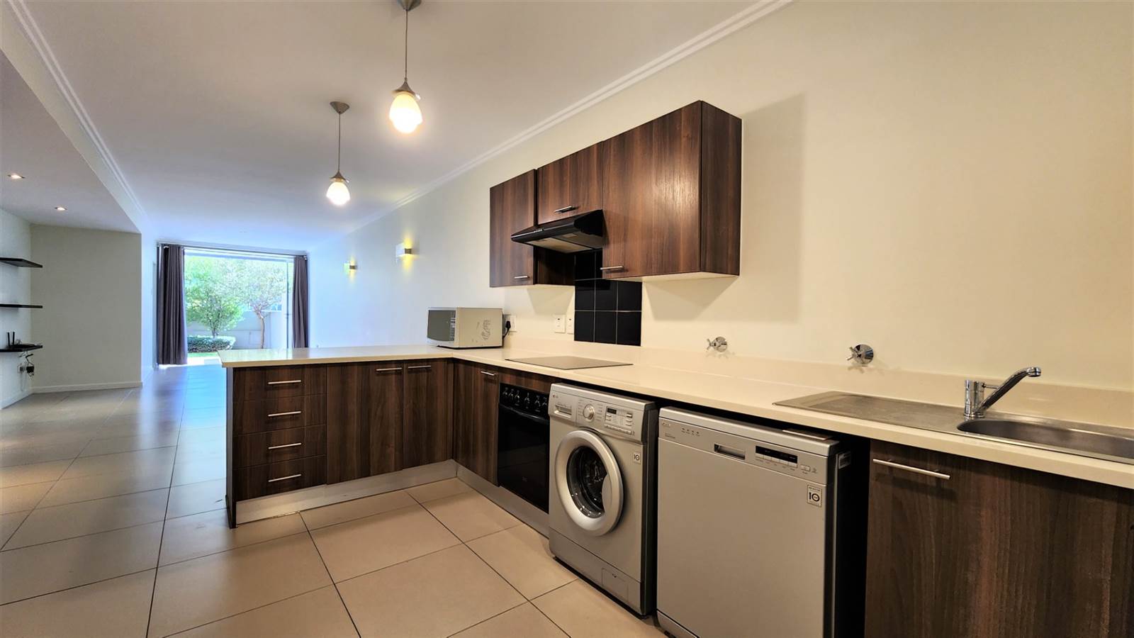 2 Bed Apartment in Craighall photo number 3
