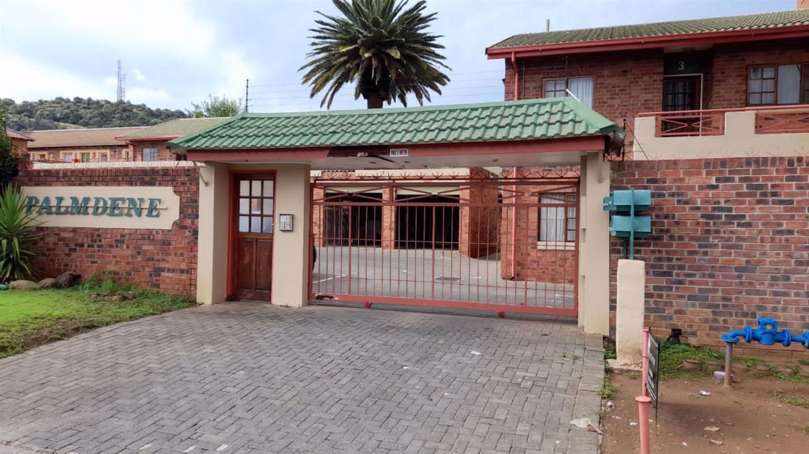 3 Bed Townhouse in Bloemfontein photo number 1