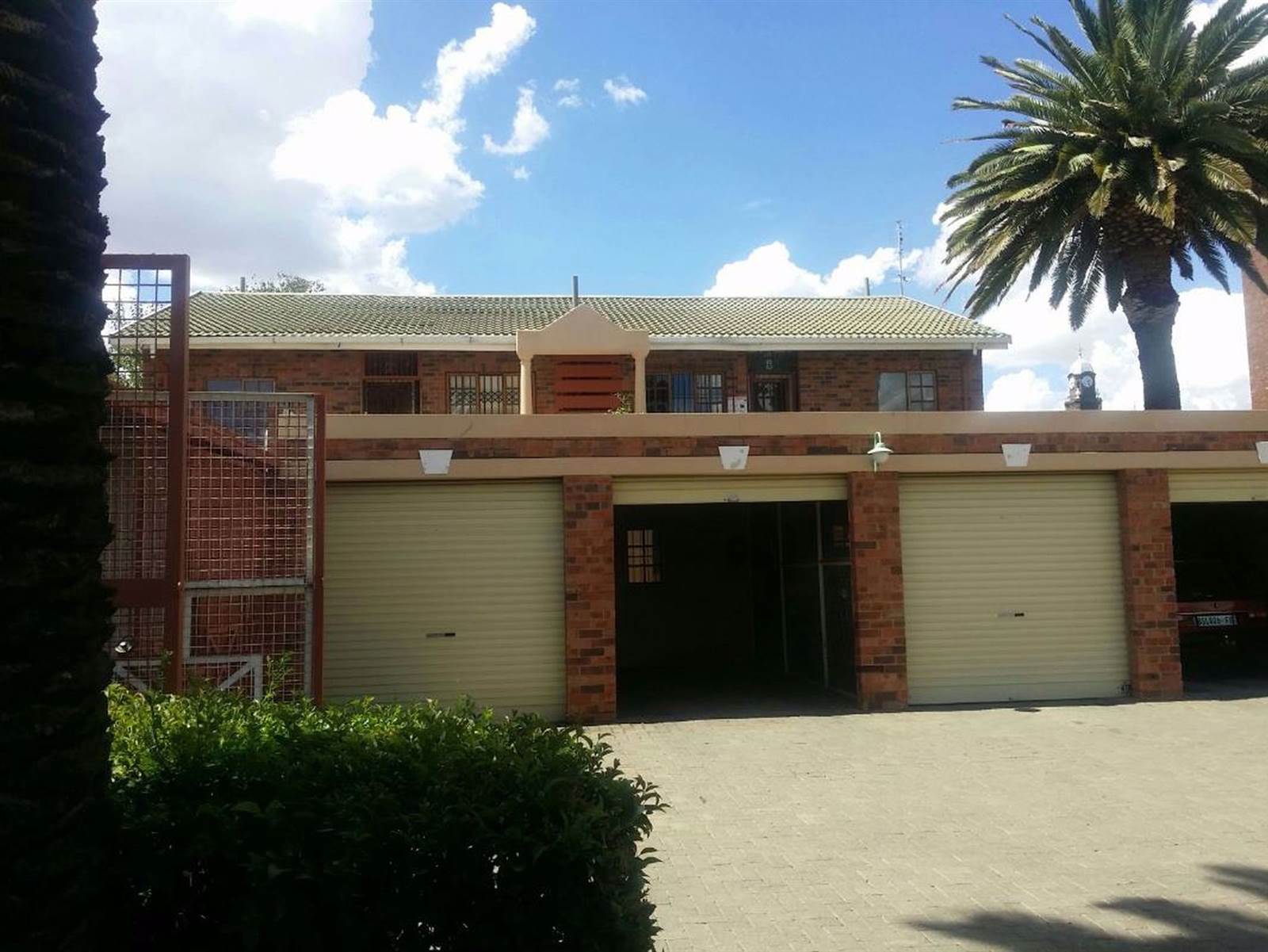 3 Bed Townhouse in Bloemfontein photo number 2