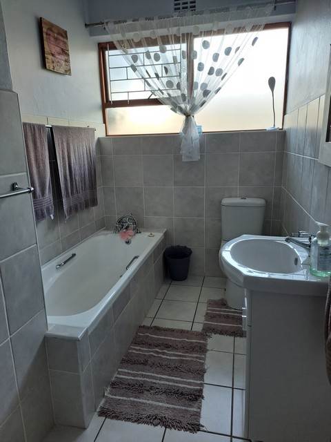 4 Bed House in Bredasdorp photo number 6