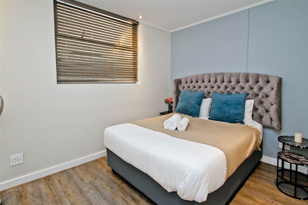 2 Bed Apartment in Rosebank photo number 15