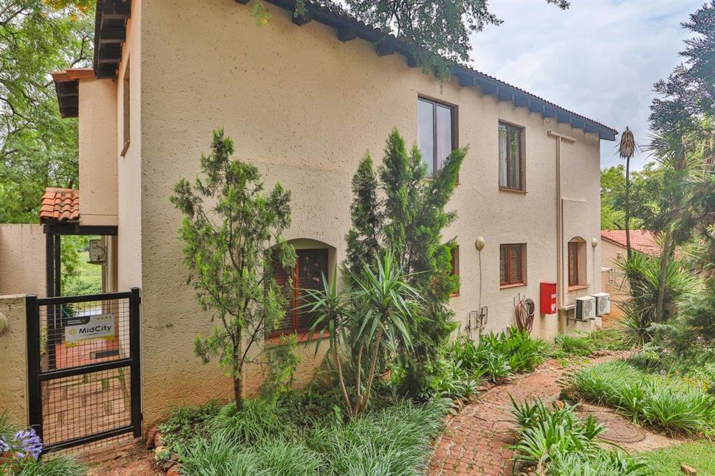 4 Bed Townhouse in Hartbeespoort Dam photo number 2