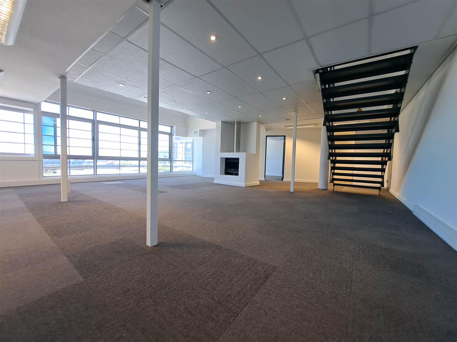 300  m² Commercial space in Green Point photo number 2
