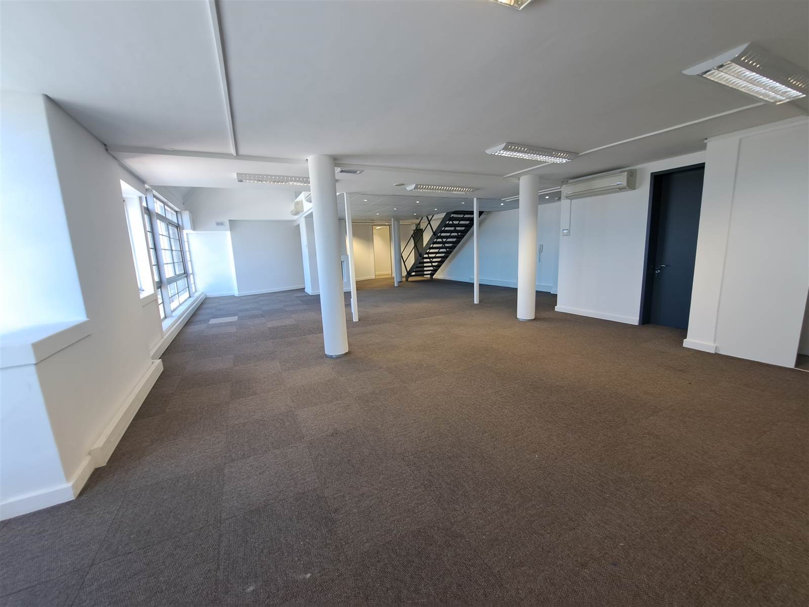 300  m² Commercial space in Green Point photo number 4
