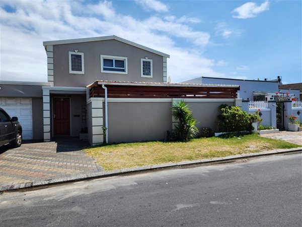 6 Bed House in Grassy Park