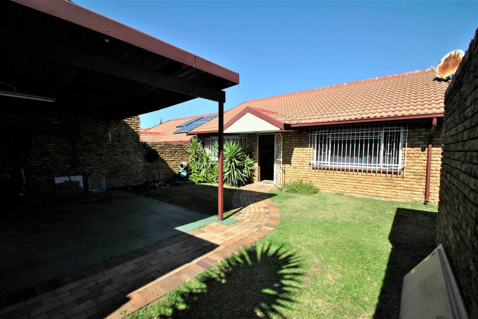2 Bed Townhouse in Kempton Park Central photo number 11