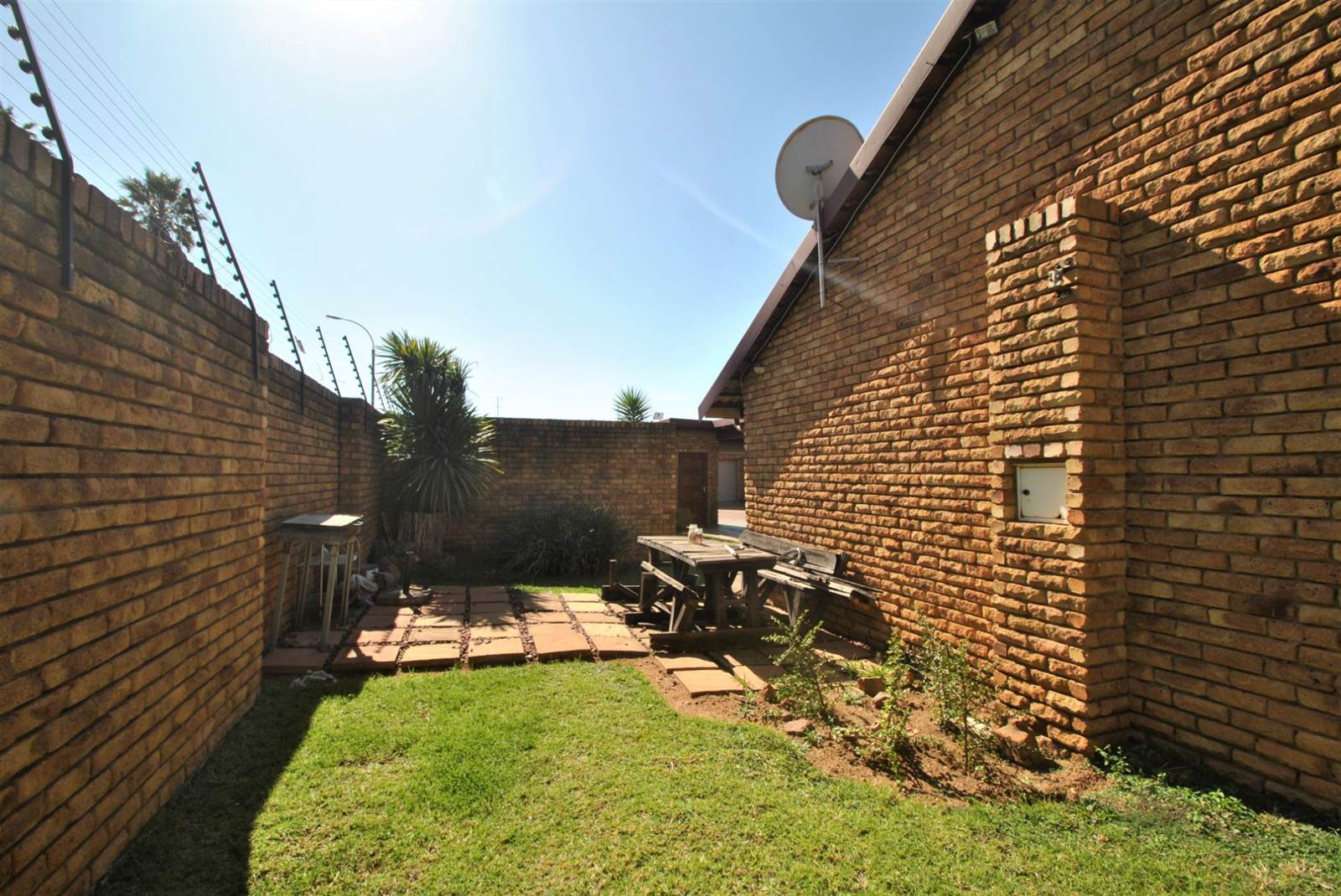 2 Bed Townhouse in Kempton Park Central photo number 3