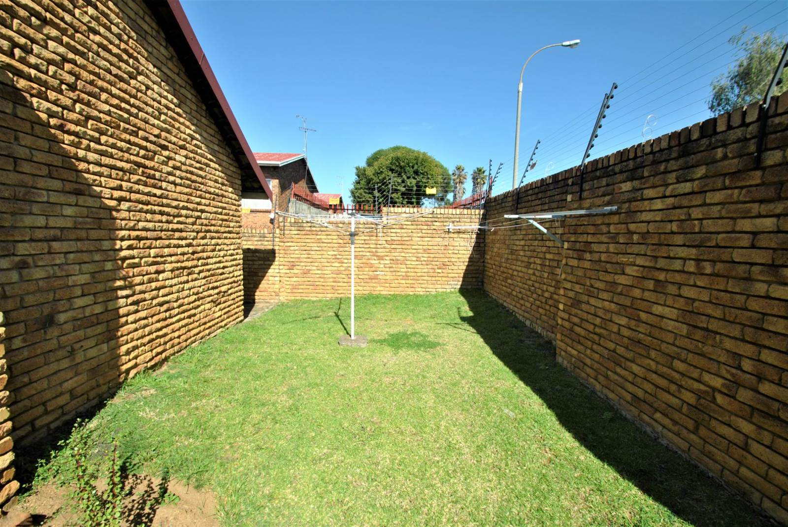 2 Bed Townhouse in Kempton Park Central photo number 2