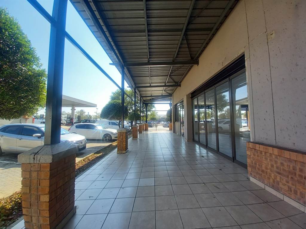 300  m² Retail Space in Mooikloof Equestrian Estate photo number 3