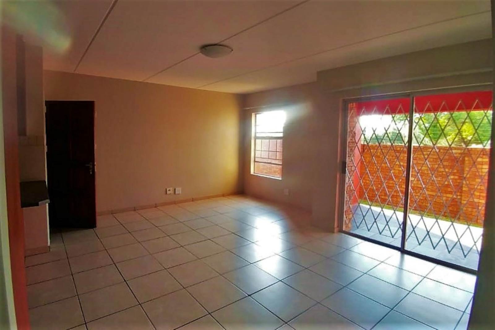 2 Bed Apartment in Witbank Central photo number 7