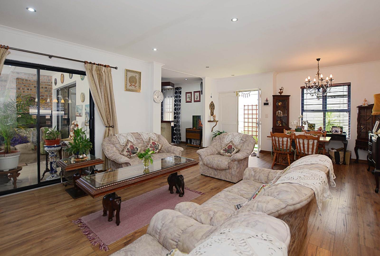 3 Bed House in Sunningdale photo number 4