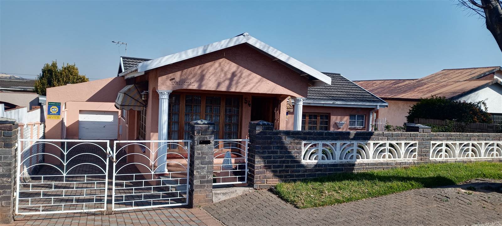 3 Bed House in Bosmont photo number 1