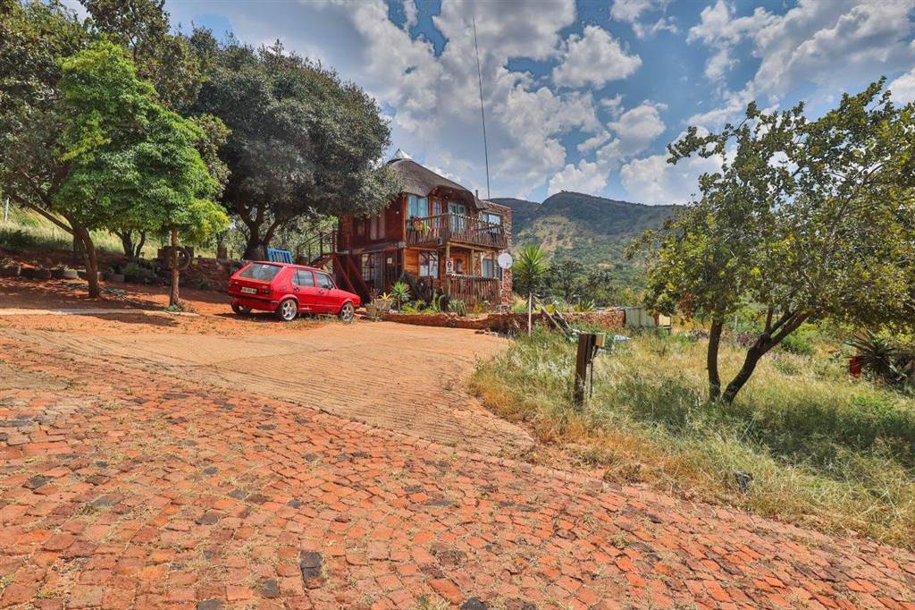 46 Bed House in Hartbeespoort Dam photo number 4