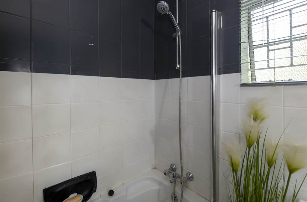 2 Bed House in Modderfontein photo number 6