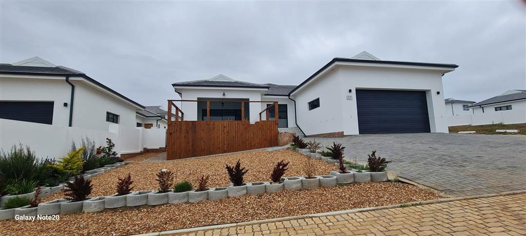 3 Bed House in Jeffreys Bay photo number 2