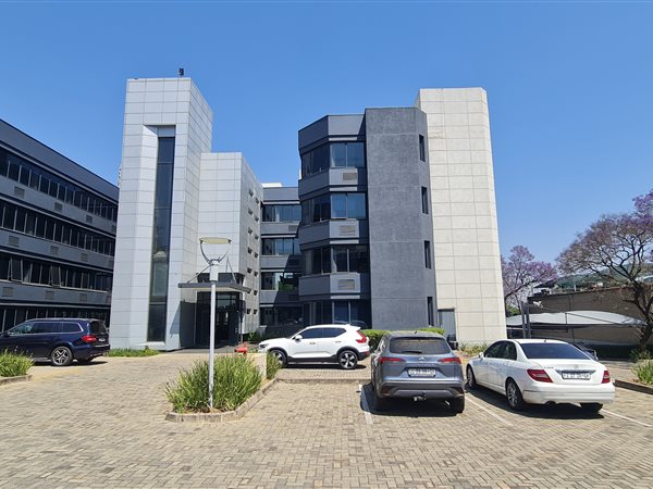 711  m² Commercial space