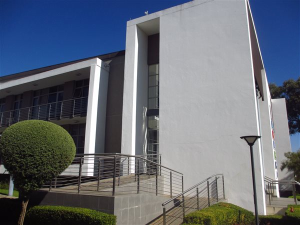 415  m² Commercial space in Fourways