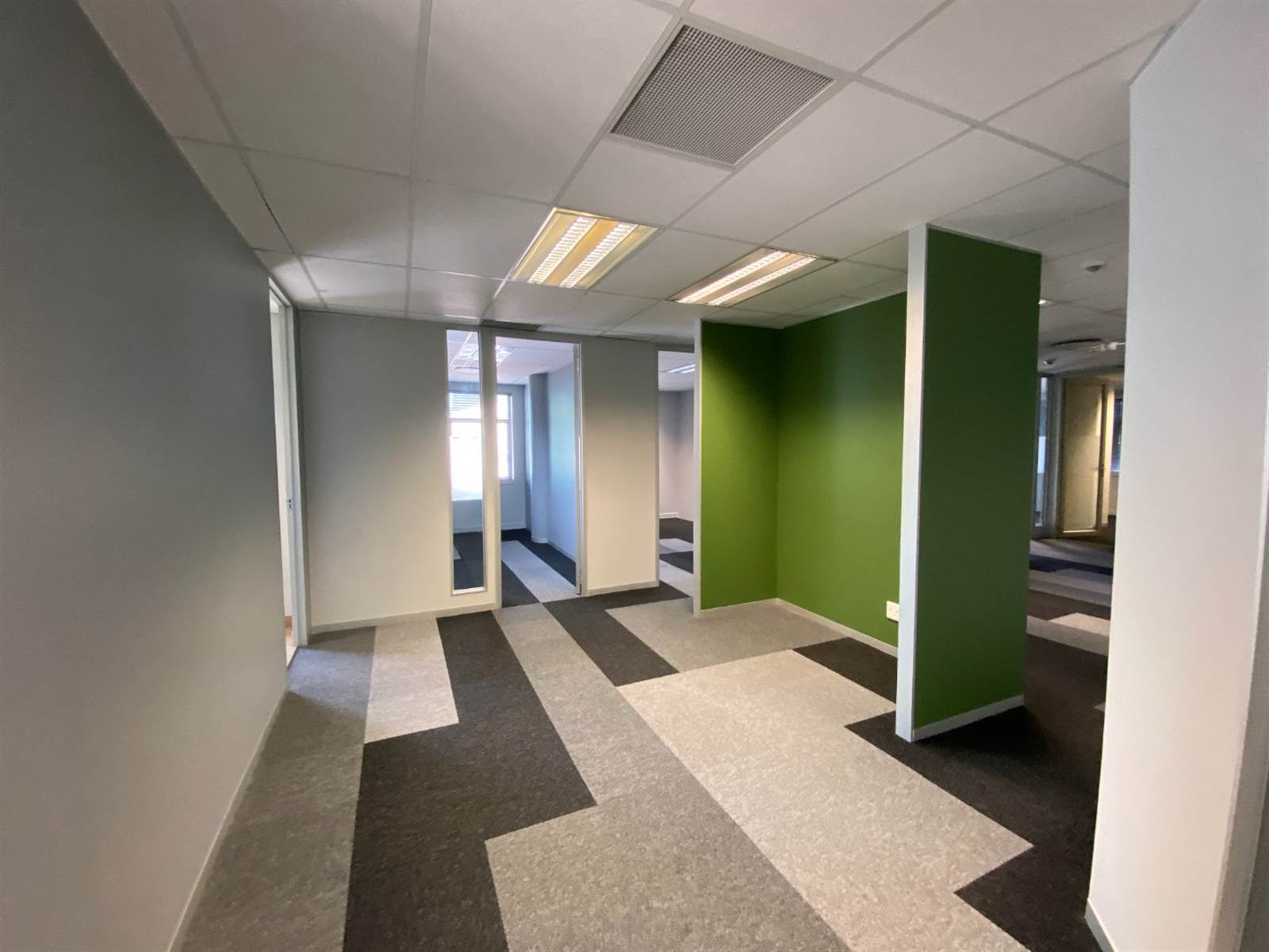 350  m² Office Space in Menlyn photo number 11