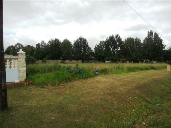 750 m² Land