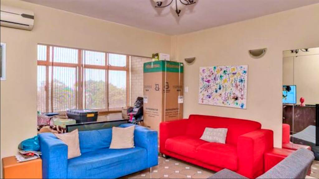 2 Bed Flat in Morningside photo number 2