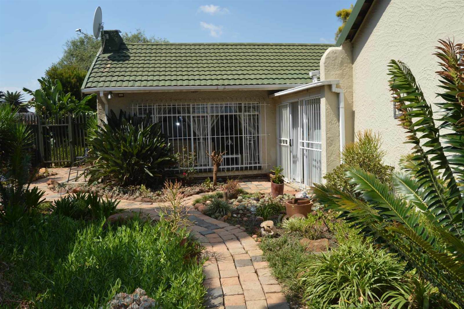 4 Bed House in Brackendowns photo number 1