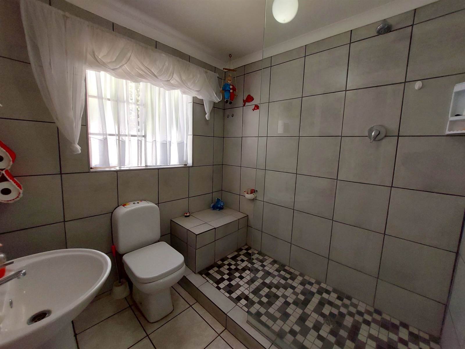 2 Bed Cluster in Rensburg photo number 8