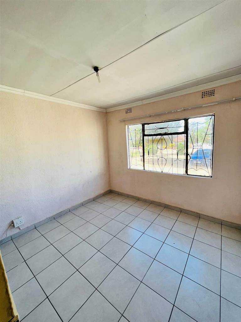2 Bed House in Seshego photo number 3