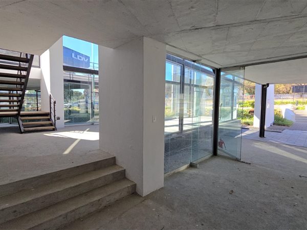 992  m² Commercial space