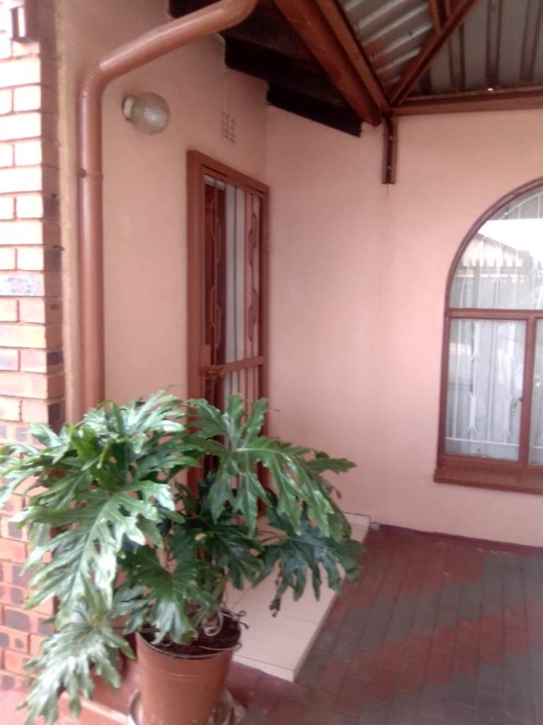 2 Bed House in Phiri photo number 2