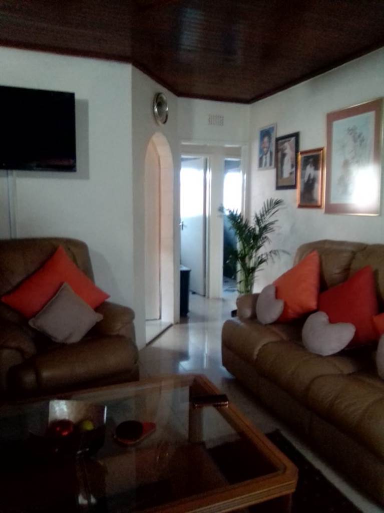 2 Bed House in Phiri photo number 4
