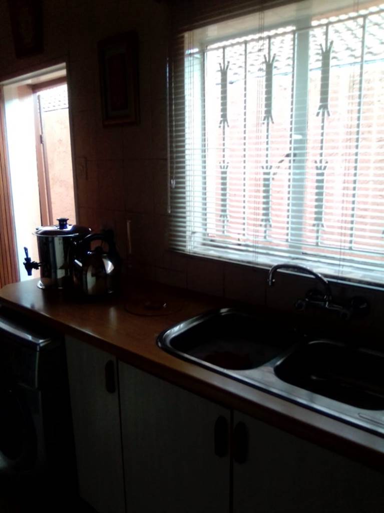 2 Bed House in Phiri photo number 10