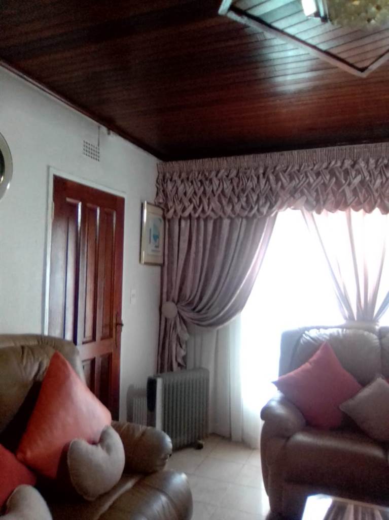 2 Bed House in Phiri photo number 3